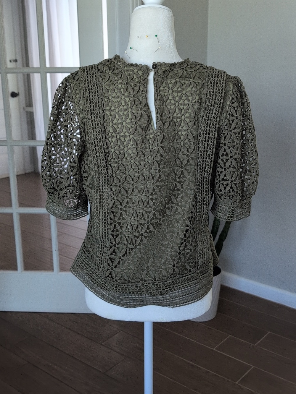 Ultra Pink Crochet Lace Puff-Sleeve Top in Olive Green Large - Picture 4 of 7